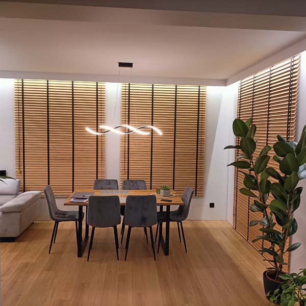 Żaluzje drewniane do salonu