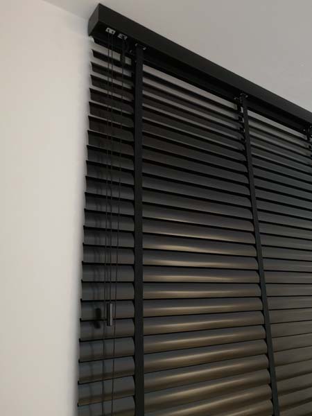 Żaluzje aluminiowe do salonu